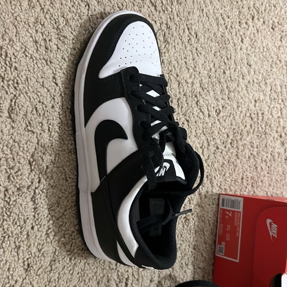 Nike Dunk low (GS), white/black, size 7 fits women’s size 8/8.5 - Picture 5 of 7